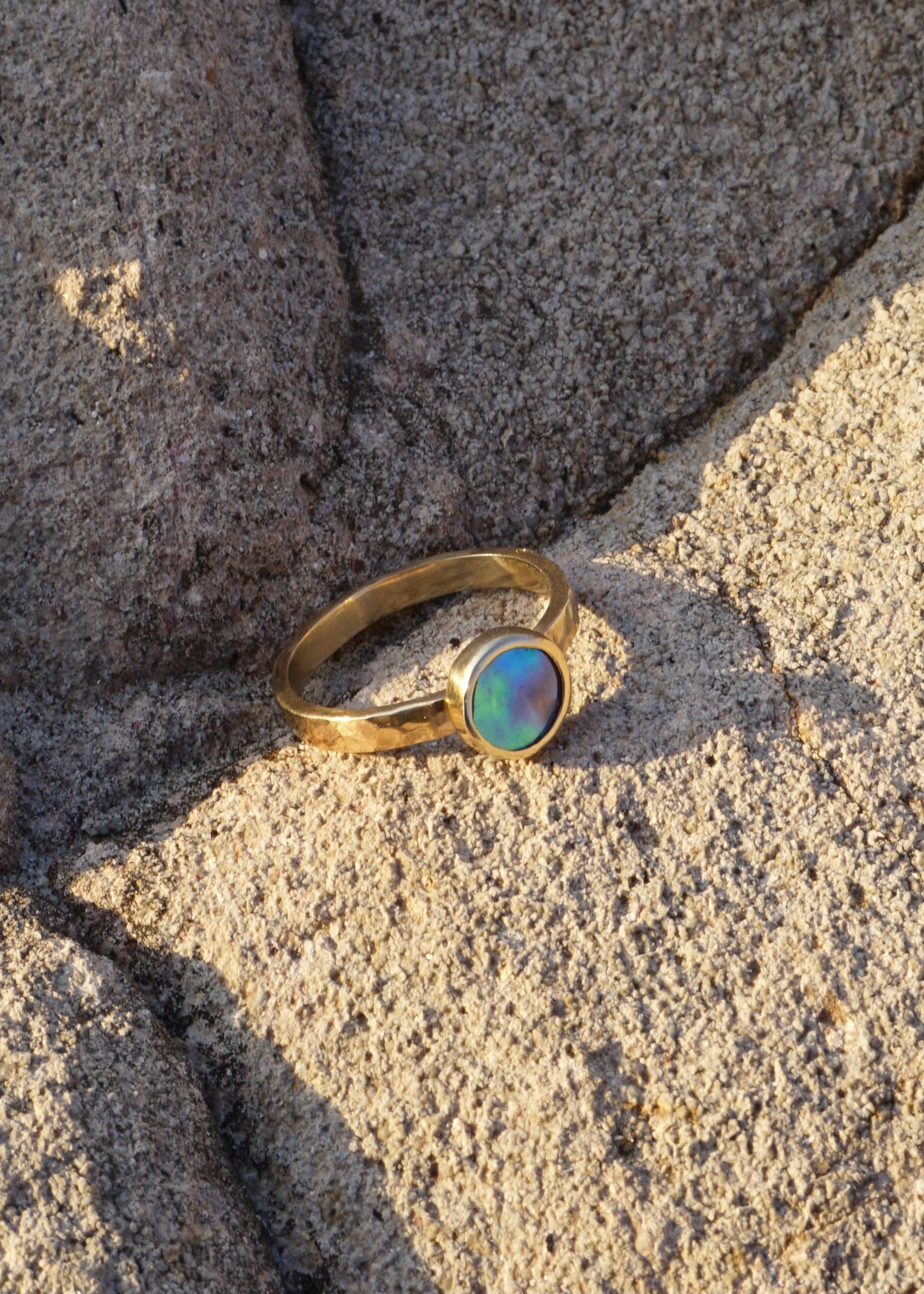 9ct Gold Pāua People Ring