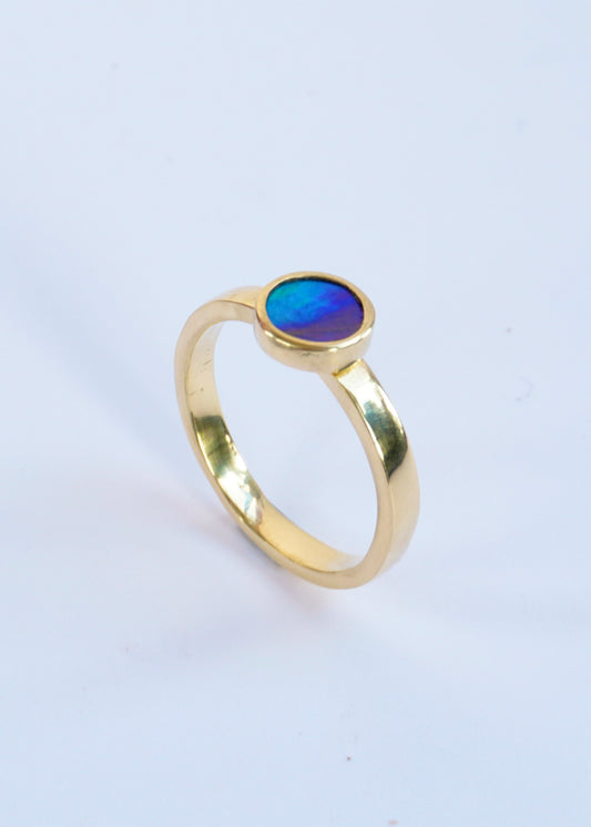 9ct Gold Pāua People Ring